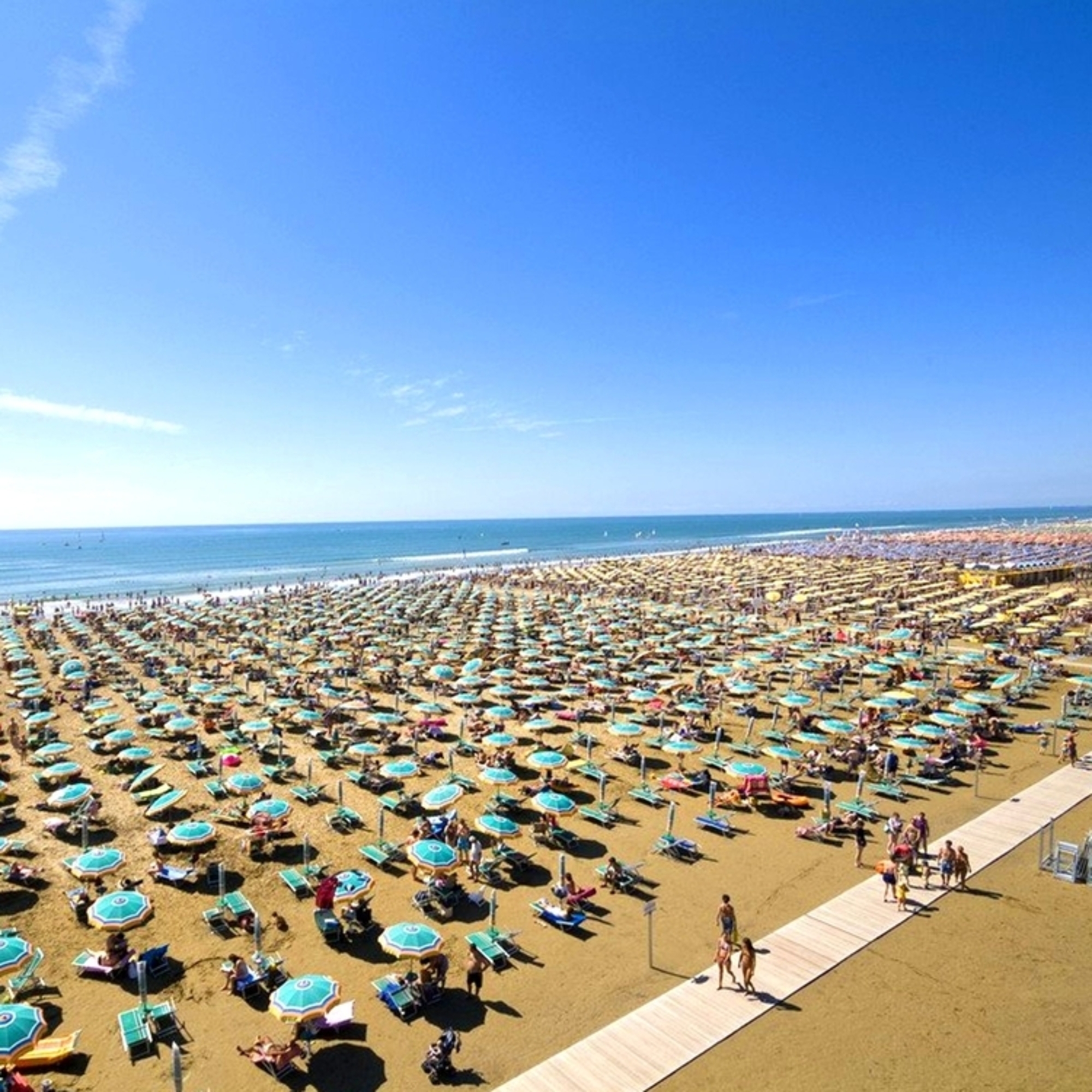 summer-holidays-on-the-beach-of-bibione-in-italy-europa-tourist-group